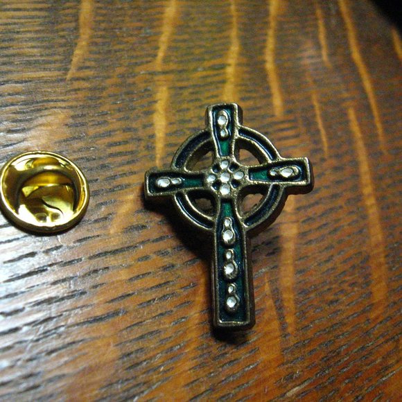 🍀 Celtic Ring Cross Vintage Lapel Pin - Picture 2 of 4